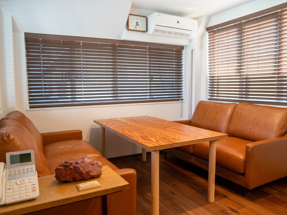 大阪市城東区のリフォーム会社【株式会社日高工建】事務所打合せスペース②