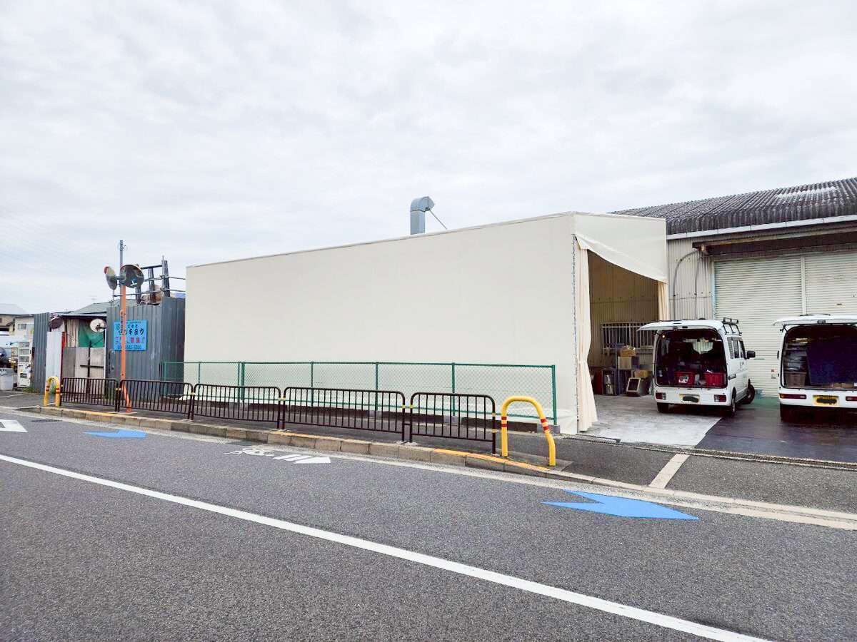 【大阪府摂津市】工場併設のテント倉庫新設工事|鉄骨構造で広々とした収納空間を実現
