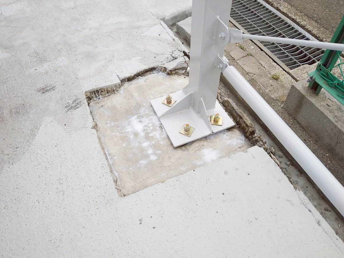 大阪府摂津市工場併設のテント倉庫新設工事:鉄骨の柱脚を固定する土台にボルトで固定した様子。