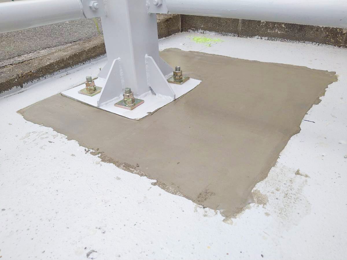 大阪府摂津市工場併設のテント倉庫新設工事:鉄骨の柱脚を固定した様子。