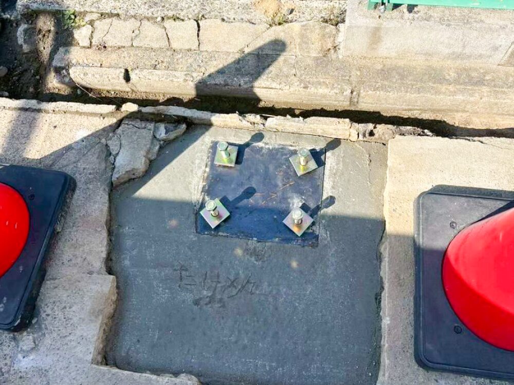 大阪府摂津市工場併設のテント倉庫新設工事:鉄骨の柱脚を固定する土台部分