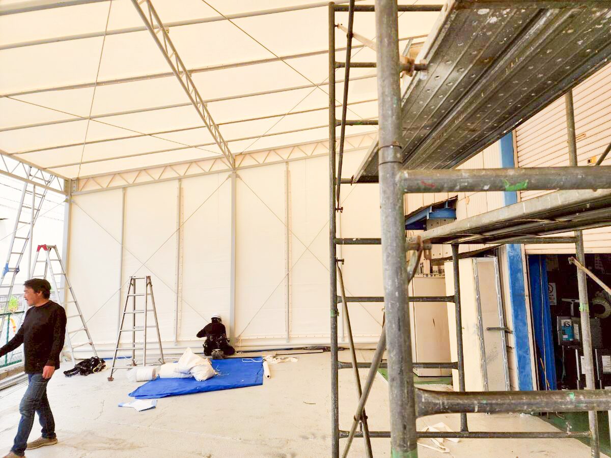 大阪府摂津市工場併設のテント倉庫新設工事:施工中の倉庫内の様子