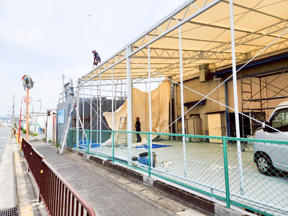 大阪府摂津市工場併設のテント倉庫新設工事:施工中の側面