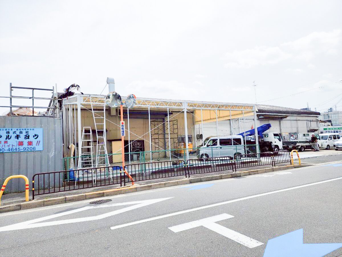 大阪府摂津市工場併設のテント倉庫新設工事:遠くからの施工中の様子