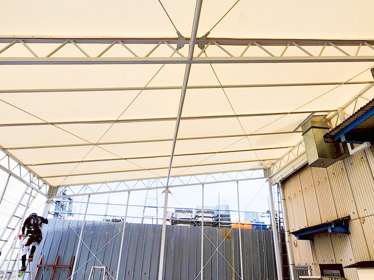 大阪府摂津市工場併設のテント倉庫新設工事:施工中の天井の様子
