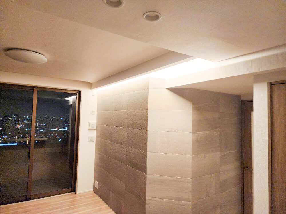 大阪市港区タワーマンションリノベーション:石目調の壁に間接照明がいい雰囲気を出している様子。
