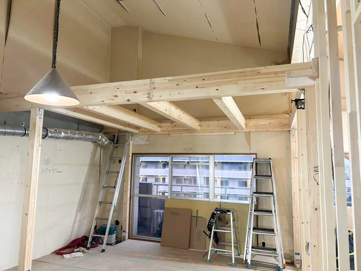 大阪市東住吉区マンションリノベーション:施工中の様子。中二階の骨組みを施工
