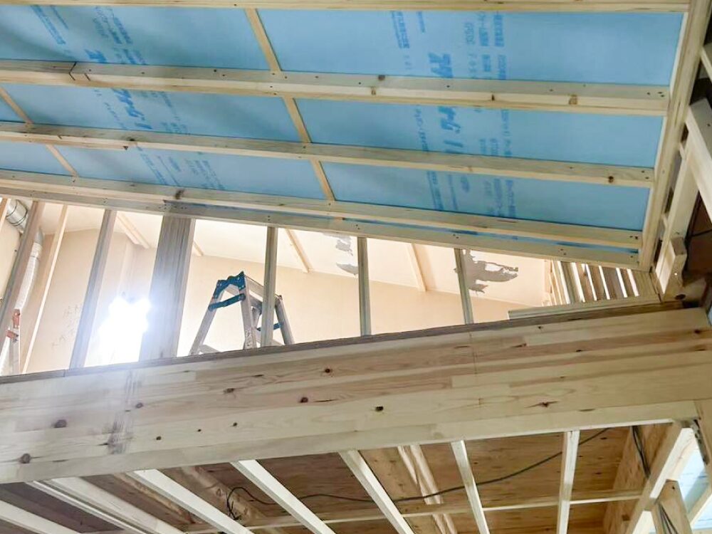 大阪市東住吉区マンションリノベーション:施工中の様子。中二階に断熱材を施工。