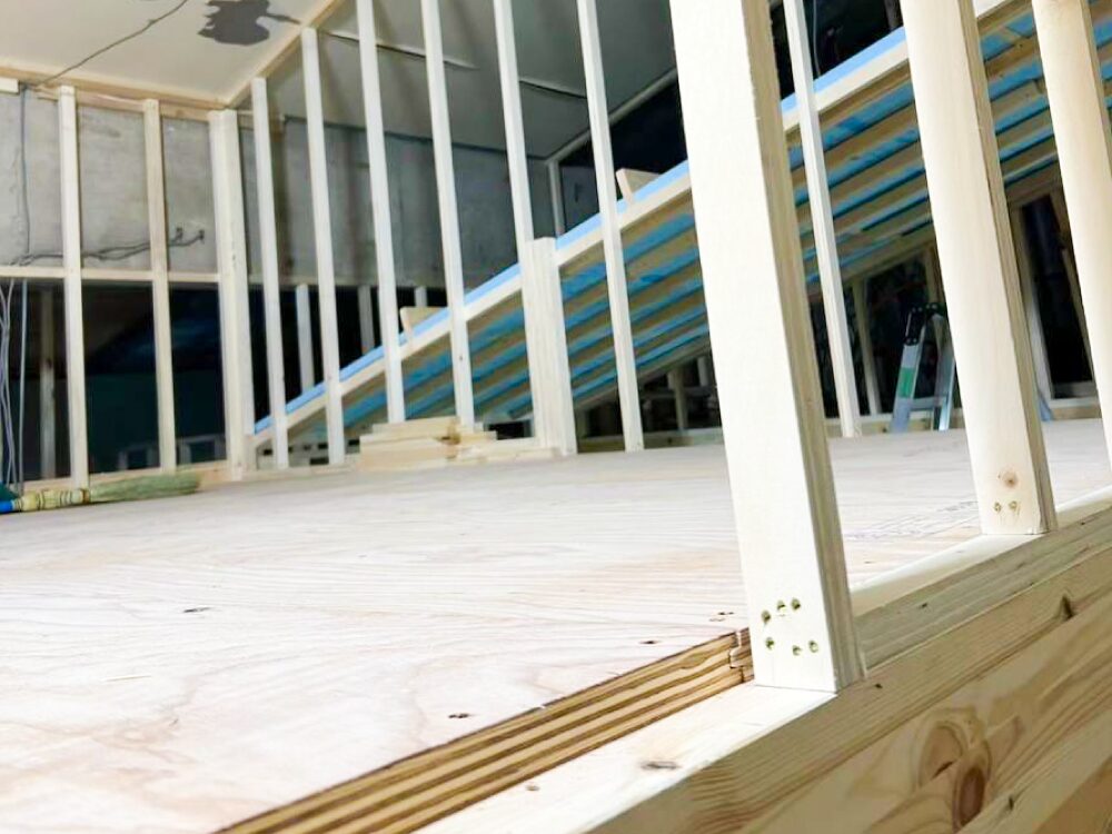 大阪市東住吉区マンションリノベーション:施工中の様子。中二階に板を張り付けた状態。